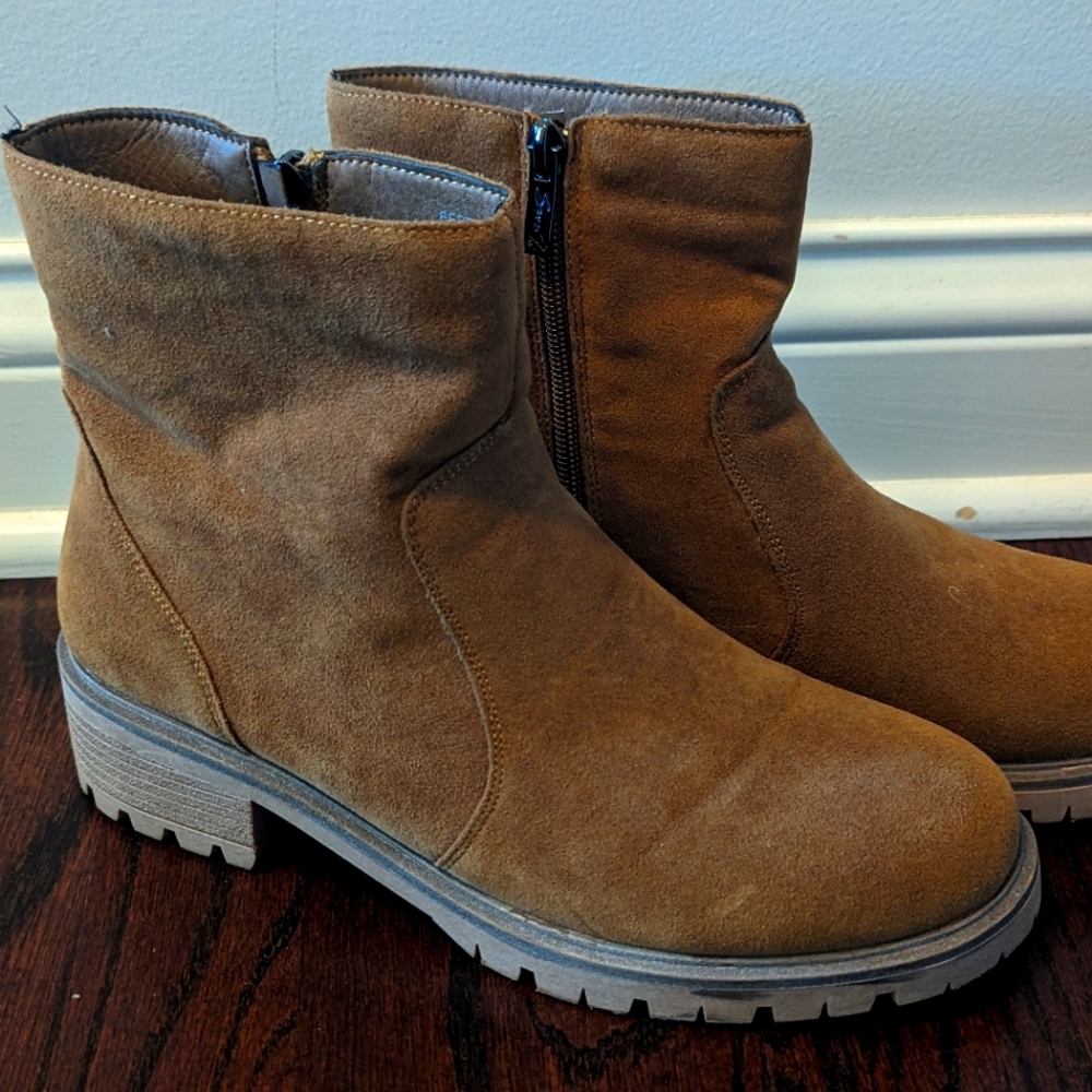Seven camel boots, size 10